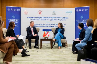 Am 21. April 2026 reiste Bundesministerin Claudia Bauer (m.r.) zu einem Arbeitsbesuch in die T&uuml;rkei. Im Bild bei einem Arbeitsgespr&auml;ch mit dem montenegrinischen Minister f&uuml;r Soziales, Familie und Demographie Damir Gutić (m.l.).