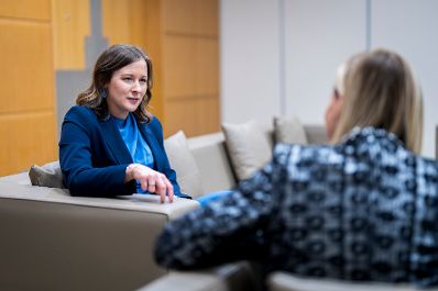 Am 21. April 2026 reiste Bundesministerin Claudia Bauer (l.) zu einem Arbeitsbesuch in die T&uuml;rkei. Im Bild bei einem Arbeitsgespr&auml;ch mit der serbischen Ministerin ohne Portefeuille mit Zust&auml;ndigkeit f&uuml;r Gleichberechtigung, Pr&auml;vention von Gewalt gegen Frauen und f&uuml;r die wirtschaftliche und politische St&auml;rkung von Frauen Tatjana Macura (r.).