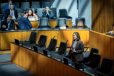 Am 23. April 2026 sprach Bundesministerin Claudia Bauer (r.) in der Aktuellen Europastunde bei der Nationalratssitzung im Parlament.