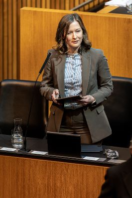 Am 23. April 2026 sprach Bundesministerin Claudia Bauer (im Bild) in der Aktuellen Europastunde bei der Nationalratssitzung im Parlament.