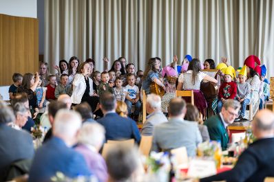 Am 23. April 2026 nahm Bundesministerin Claudia Bauer an der Kindergartener&ouml;ffnung in Taufkirchen an der Trattnach teil.