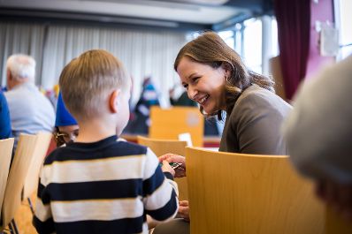 Am 23. April 2026 nahm Bundesministerin Claudia Bauer (r.) an der Kindergartener&ouml;ffnung in Taufkirchen an der Trattnach teil.