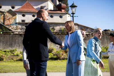 Am 24. April 2026 nahm Bundesministerin Claudia Bauer (m.r.) an der &Uuml;bergabe von 20 Parkb&auml;nken an die Familienfreundliche Gemeinde Traunkirchen teil.