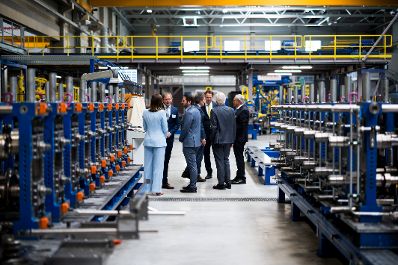 Am 24. April 2026 nahm Bundesministerin Claudia Bauer (l.) an der Er&ouml;ffnungsfeier der Wuppermann Metalltechnik GmbH teil.