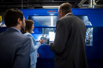 Am 24. April 2026 nahm Bundesministerin Claudia Bauer (m.) an der Er&ouml;ffnungsfeier der Wuppermann Metalltechnik GmbH teil.