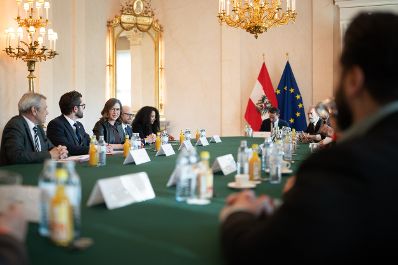 Am 27. April 2026 lud Bundesministerin Claudia Bauer (3.v.l.) anl&auml;sslich des &bdquo;Empfang zur Osterzeit&ldquo; zahlreiche Vertreter der Kirchen und Religionsgesellschaften in &Ouml;sterreich, ins Bundeskanzleramt ein.