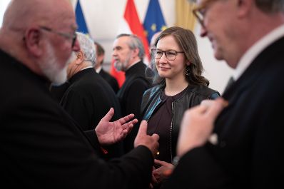 Am 27. April 2026 lud Bundesministerin Claudia Bauer (m.r.) anl&auml;sslich des &bdquo;Empfang zur Osterzeit&ldquo; zahlreiche Vertreter der Kirchen und Religionsgesellschaften in &Ouml;sterreich, ins Bundeskanzleramt ein.