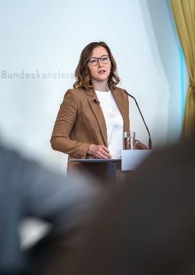Am 28.April 2026 gab Bundesministerin Claudia Bauer (im Bild) gemeinsam mit Migrations- und Bev&ouml;lkerungsforscher Rainer M&uuml;nz eine Pressekonferenz anl&auml;sslich der Studienpr&auml;sentation zu Erwerbsverl&auml;ufen von Migrantinnen und Migranten.