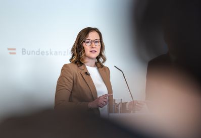 Am 28.April 2026 gab Bundesministerin Claudia Bauer (im Bild) gemeinsam mit Migrations- und Bev&ouml;lkerungsforscher Rainer M&uuml;nz eine Pressekonferenz anl&auml;sslich der Studienpr&auml;sentation zu Erwerbsverl&auml;ufen von Migrantinnen und Migranten.