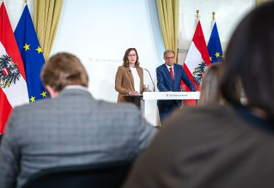 Am 28.April 2026 gab Bundesministerin Claudia Bauer (l.) gemeinsam mit Migrations- und Bev&ouml;lkerungsforscher Rainer M&uuml;nz (r.) eine Pressekonferenz anl&auml;sslich der Studienpr&auml;sentation zu Erwerbsverl&auml;ufen von Migrantinnen und Migranten.