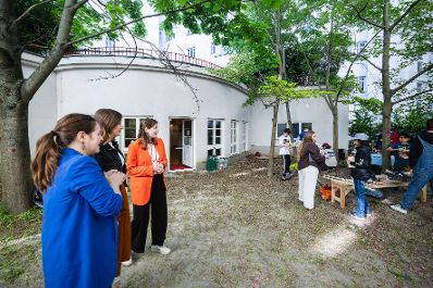 Am 29. April 2026 besuchte Bundesministerin Claudia Bauer (2.v.r.) den Verein f&uuml;r Kinder und Jugendliche Vienna Hobby Lobby.