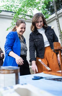Am 29. April 2026 besuchte Bundesministerin Claudia Bauer (r.) den Verein f&uuml;r Kinder und Jugendliche Vienna Hobby Lobby.