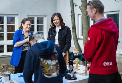 Am 29. April 2026 besuchte Bundesministerin Claudia Bauer (m.) den Verein f&uuml;r Kinder und Jugendliche Vienna Hobby Lobby.