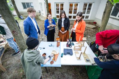 Am 29. April 2026 besuchte Bundesministerin Claudia Bauer (m.) den Verein f&uuml;r Kinder und Jugendliche Vienna Hobby Lobby.