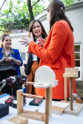 Am 29. April 2026 besuchte Bundesministerin Claudia Bauer (m.) den Verein f&uuml;r Kinder und Jugendliche Vienna Hobby Lobby.
