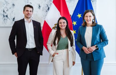 Am 30. April 2026 empfing Bundesministerin Claudia Bauer (r.) die Bundesvorsitzende der Jungen Wirtschaft &Ouml;sterreich Verena Eugster (m.), zu einem Arbeitsgespr&auml;ch im Bundeskanzleramt.