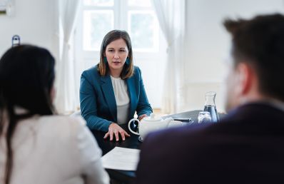 Am 30. April 2026 empfing Bundesministerin Claudia Bauer (im Bild) die Bundesvorsitzende der Jungen Wirtschaft &Ouml;sterreich Verena Eugster, zu einem Arbeitsgespr&auml;ch im Bundeskanzleramt.