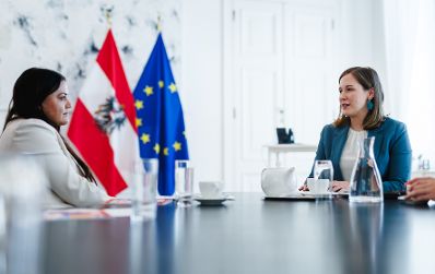 Am 30. April 2026 empfing Bundesministerin Claudia Bauer (r.) die Bundesvorsitzende der Jungen Wirtschaft &Ouml;sterreich Verena Eugster (l.), zu einem Arbeitsgespr&auml;ch im Bundeskanzleramt.