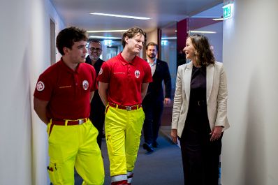 Am 6. Mai 2026 nahm Bundesministerin Claudia Bauer (r.) am Austausch mit Vertreterinnen und Vertretern des Samariterbund teil.