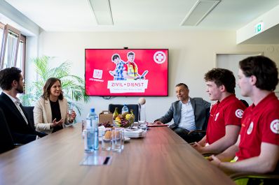 Am 6. Mai 2026 nahm Bundesministerin Claudia Bauer (2.v.l.) am Austausch mit Vertreterinnen und Vertretern des Samariterbund teil.