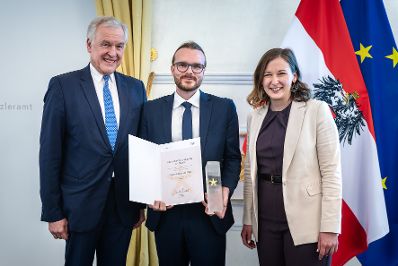 Am 6. Mai 2026 &uuml;berreichte Bundesministerin Claudia Bauer (r.) den Europa-Staatspreis 2026 in verschiedenen Kategorien.