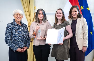 Am 6. Mai 2026 &uuml;berreichte Bundesministerin Claudia Bauer (r.) den Europa-Staatspreis 2026 in verschiedenen Kategorien.