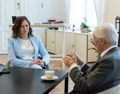Am 7. Mai 2026 nahm Bundesministerin Claudia Bauer (l.) am Europa-Vernetzungsfr&uuml;hst&uuml;ck im Bundeskanzleramt teil. Im Bild mit Bundeskanzler a.D. Wolfgang Sch&uuml;ssel (r.).