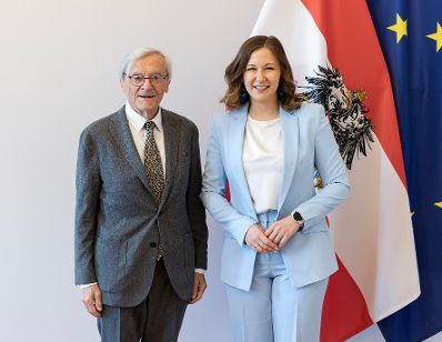 Am 7. Mai 2026 nahm Bundesministerin Claudia Bauer (r.) am Europa-Vernetzungsfr&uuml;hst&uuml;ck im Bundeskanzleramt teil. Im Bild mit Bundeskanzler a.D. Wolfgang Sch&uuml;ssel (l.).