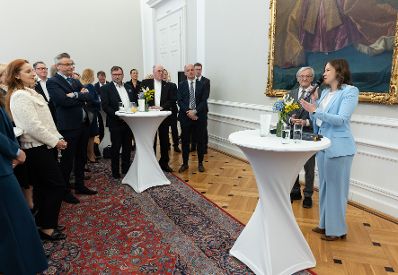 Am 7. Mai 2026 nahm Bundesministerin Claudia Bauer (r.) am Europa-Vernetzungsfr&uuml;hst&uuml;ck im Bundeskanzleramt teil. Im Bild mit Bundeskanzler a.D. Wolfgang Sch&uuml;ssel (2.v.r.).