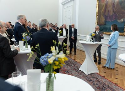 Am 7. Mai 2026 nahm Bundesministerin Claudia Bauer (r.) am Europa-Vernetzungsfr&uuml;hst&uuml;ck im Bundeskanzleramt teil. Im Bild mit Bundeskanzler a.D. Wolfgang Sch&uuml;ssel (2.v.r.).