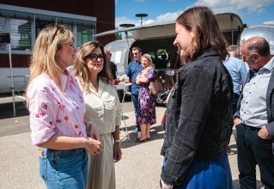 Am 8. Mai 2026 besuchte Bundesministerin Claudia Bauer (2.v.r.) im Rahmen ihres Bundesl&auml;ndertages die Scheschy Tischlerei GmbH in Neufelden.