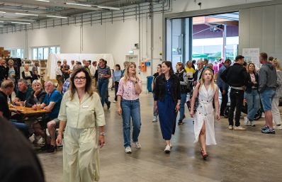 Am 8. Mai 2026 besuchte Bundesministerin Claudia Bauer (m.r.) im Rahmen ihres Bundesl&auml;ndertages die Scheschy Tischlerei GmbH in Neufelden.