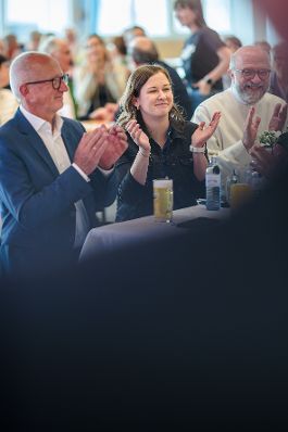 Am 8. Mai 2026 besuchte Bundesministerin Claudia Bauer (m.) im Rahmen ihres Bundesl&auml;ndertages die Scheschy Tischlerei GmbH in Neufelden.
