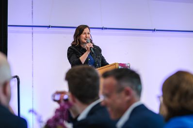 Am 8. Mai 2026 besuchte Bundesministerin Claudia Bauer (im Bild) im Rahmen ihres Bundesl&auml;ndertages die Scheschy Tischlerei GmbH in Neufelden.