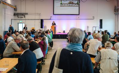 Am 8. Mai 2026 besuchte Bundesministerin Claudia Bauer im Rahmen ihres Bundesl&auml;ndertages die Scheschy Tischlerei GmbH in Neufelden.