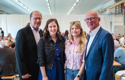 Am 8. Mai 2026 besuchte Bundesministerin Claudia Bauer (2.v.l.) im Rahmen ihres Bundesl&auml;ndertages die Scheschy Tischlerei GmbH in Neufelden.