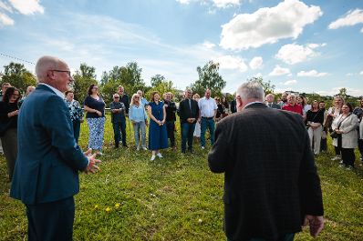Am 8. Mai 2026 nahm Bundesministerin Claudia Bauer (m.l.) im Rahmen ihres Bundesl&auml;ndertages am Spatenstich f&uuml;r einen neuen Kindergarten in Neufelden teil.