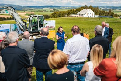 Am 8. Mai 2026 nahm Bundesministerin Claudia Bauer (m.) im Rahmen ihres Bundesl&auml;ndertages am Spatenstich f&uuml;r einen neuen Kindergarten in Neufelden teil.