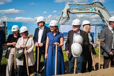 Am 8. Mai 2026 nahm Bundesministerin Claudia Bauer (m.) im Rahmen ihres Bundesl&auml;ndertages am Spatenstich f&uuml;r einen neuen Kindergarten in Neufelden teil.