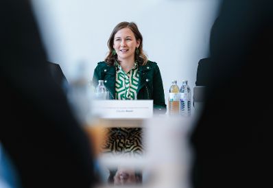 Am 13. Mai 2026 empfing Bundesministerin Claudia Bauer (im Bild) eine parlamentarische Delegation von Rum&auml;nien zu einem Arbeitsbesuch im Bundeskanzleramt.