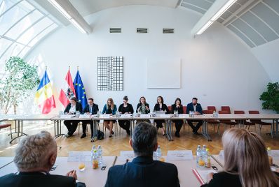 Am 13. Mai 2026 empfing Bundesministerin Claudia Bauer (m.) eine parlamentarische Delegation von Rum&auml;nien zu einem Arbeitsbesuch im Bundeskanzleramt.