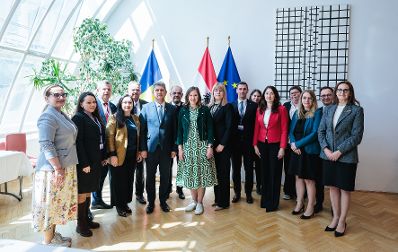 Am 13. Mai 2026 empfing Bundesministerin Claudia Bauer (m.) eine parlamentarische Delegation von Rum&auml;nien zu einem Arbeitsbesuch im Bundeskanzleramt.