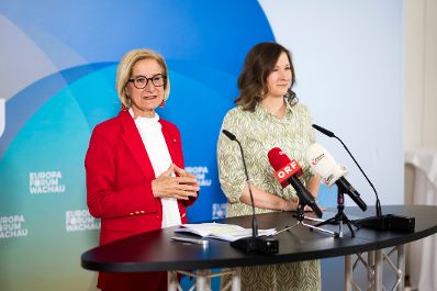 Am 20. Mai 2026 nahm Bundesministerin Claudia Bauer (r.) am Europa-Forum Wachau teil. Im Bild mit der Landeshauptfrau von Nieder&ouml;sterreich Johanna Mikl-Leitner (l.).