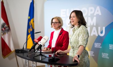 Am 20. Mai 2026 nahm Bundesministerin Claudia Bauer (r.) am Europa-Forum Wachau teil. Im Bild mit der Landeshauptfrau von Nieder&ouml;sterreich Johanna Mikl-Leitner (l.).