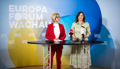 Am 20. Mai 2026 nahm Bundesministerin Claudia Bauer (r.) am Europa-Forum Wachau teil. Im Bild mit der Landeshauptfrau von Nieder&ouml;sterreich Johanna Mikl-Leitner (l.).