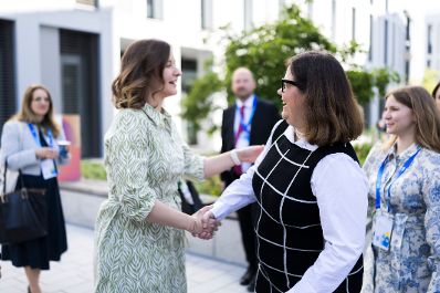 Am 20. Mai 2026 nahm Bundesministerin Claudia Bauer (l.) am Europa-Forum Wachau teil. Im Bild mit der Beraterin des tschechischen Premierministers f&uuml;r EU-Angelegenheiten Milena Hrdinkov&aacute; (r.).