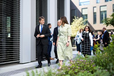 Am 20. Mai 2026 nahm Bundesministerin Claudia Bauer (r.) am Europa-Forum Wachau teil. Im Bild mit dem slowakischen Staatssekret&auml;r im Ministerium f&uuml;r &auml;u&szlig;ere und europ&auml;ische Angelegenheiten Marek E&scaron;tok (l.).