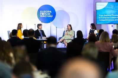 Am 20. Mai 2026 nahm Bundesministerin Claudia Bauer am Europa-Forum Wachau teil. Im Bild bei einer Paneldiskussion mit (v.l.n.r.) Moderatorin Barbara Flei&szlig;ner, Staatssekret&auml;r Marek E&scaron;tok, Bundesministerin Claudia Bauer und Milena Hrdinkov&aacute;, Beraterin des Premierministers f&uuml;r EU-Angelegenheiten.