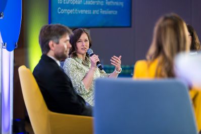 Am 20. Mai 2026 nahm Bundesministerin Claudia Bauer (r.) am Europa-Forum Wachau teil. Im Bild bei einer Paneldiskussion mit Staatssekret&auml;r Marek E&scaron;tok (l.).