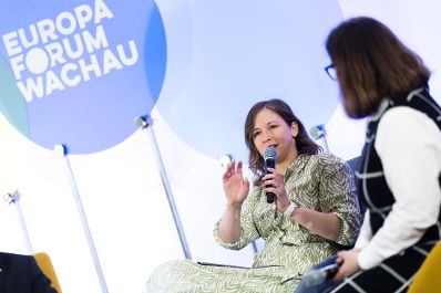 Am 20. Mai 2026 nahm Bundesministerin Claudia Bauer (l.) am Europa-Forum Wachau teil. Im Bild bei einer Paneldiskussion.